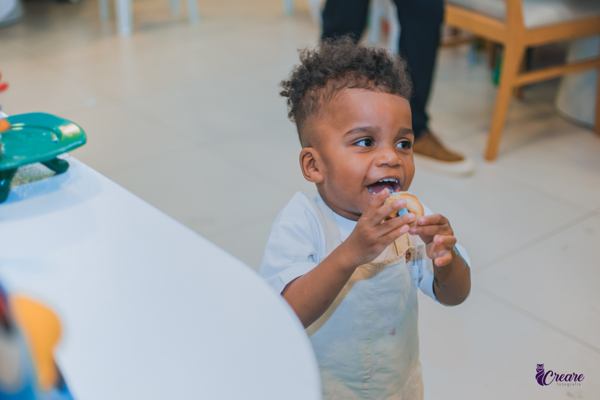 fotografia de aniversário infantil, festa de dois anos de menino. Decoração tema Galinha Pintadinha, festa em casa, fotógrafo em São Bernardo do Campo.