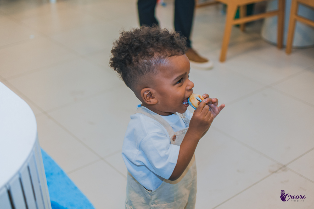 fotografia de aniversário infantil, festa de dois anos de menino. Decoração tema Galinha Pintadinha, festa em casa, fotógrafo em São Bernardo do Campo.