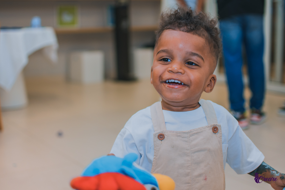 fotografia de aniversário infantil, festa de dois anos de menino. Decoração tema Galinha Pintadinha, festa em casa, fotógrafo em São Bernardo do Campo.