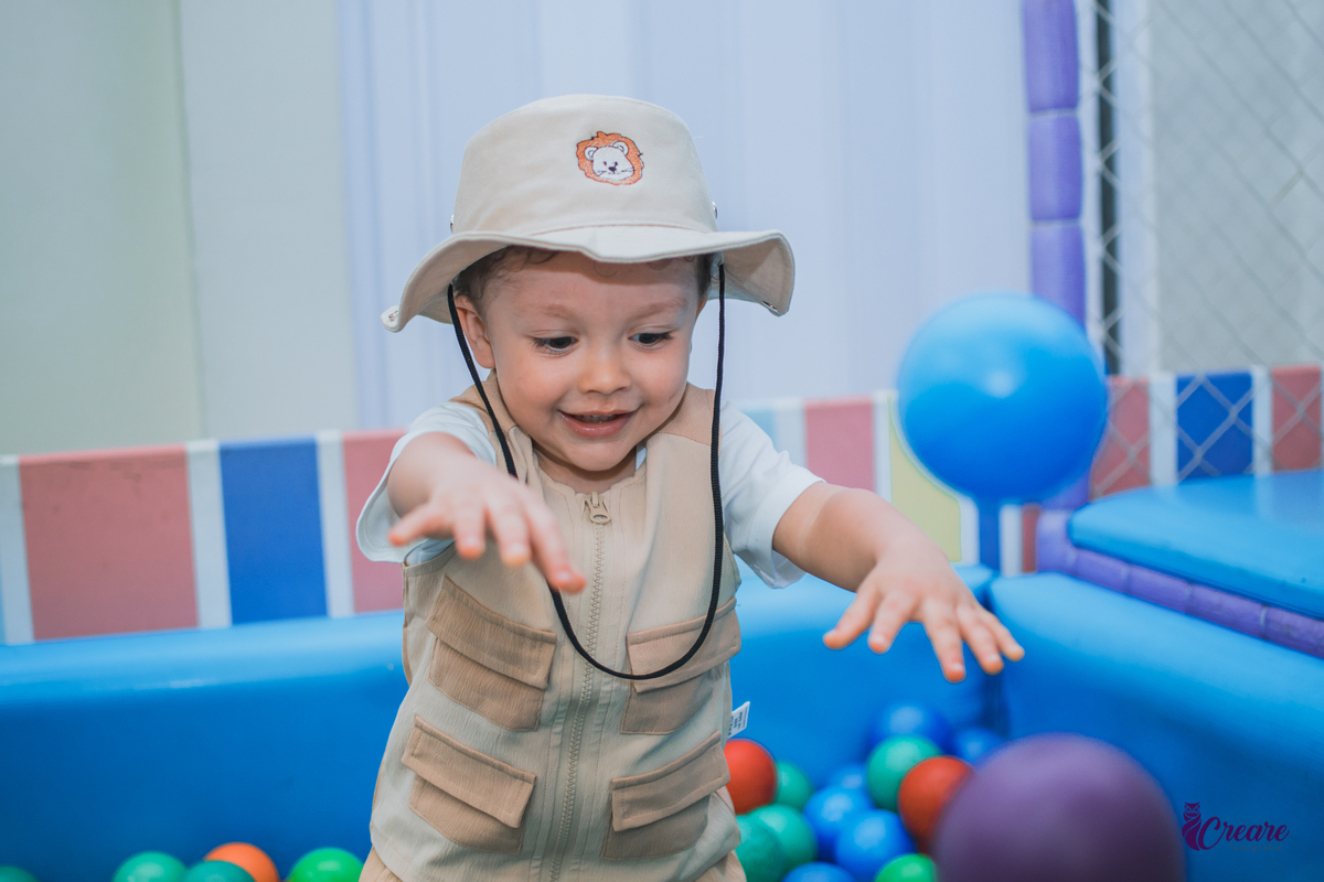 fotografia de aniversário infantil, festa de 2 anos de menino, decoração safari. Buffet Pula Pula, fotógrafo em Mauá.