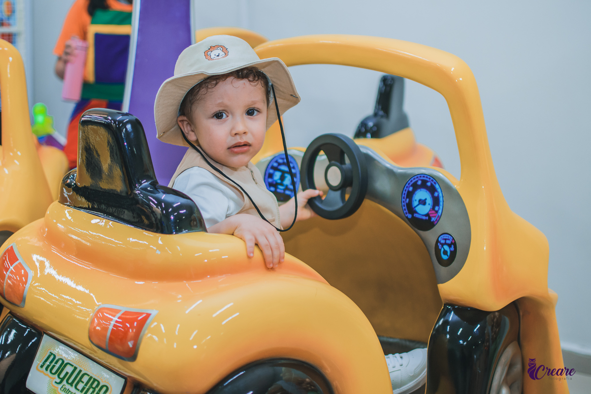 fotografia de aniversário infantil, festa de 2 anos de menino, decoração safari. Buffet Pula Pula, fotógrafo em Mauá.