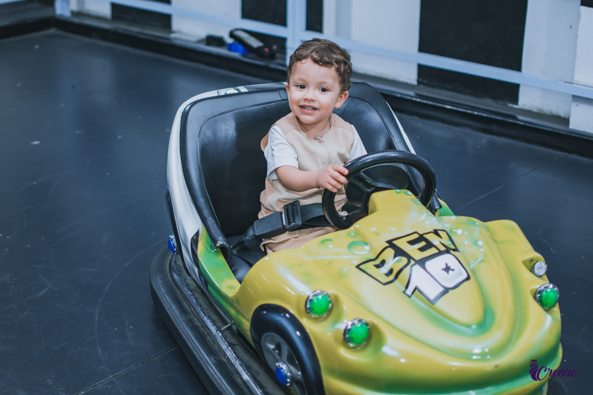 fotografia de aniversário infantil, festa de 2 anos de menino, decoração safari. Buffet Pula Pula, fotógrafo em Mauá.