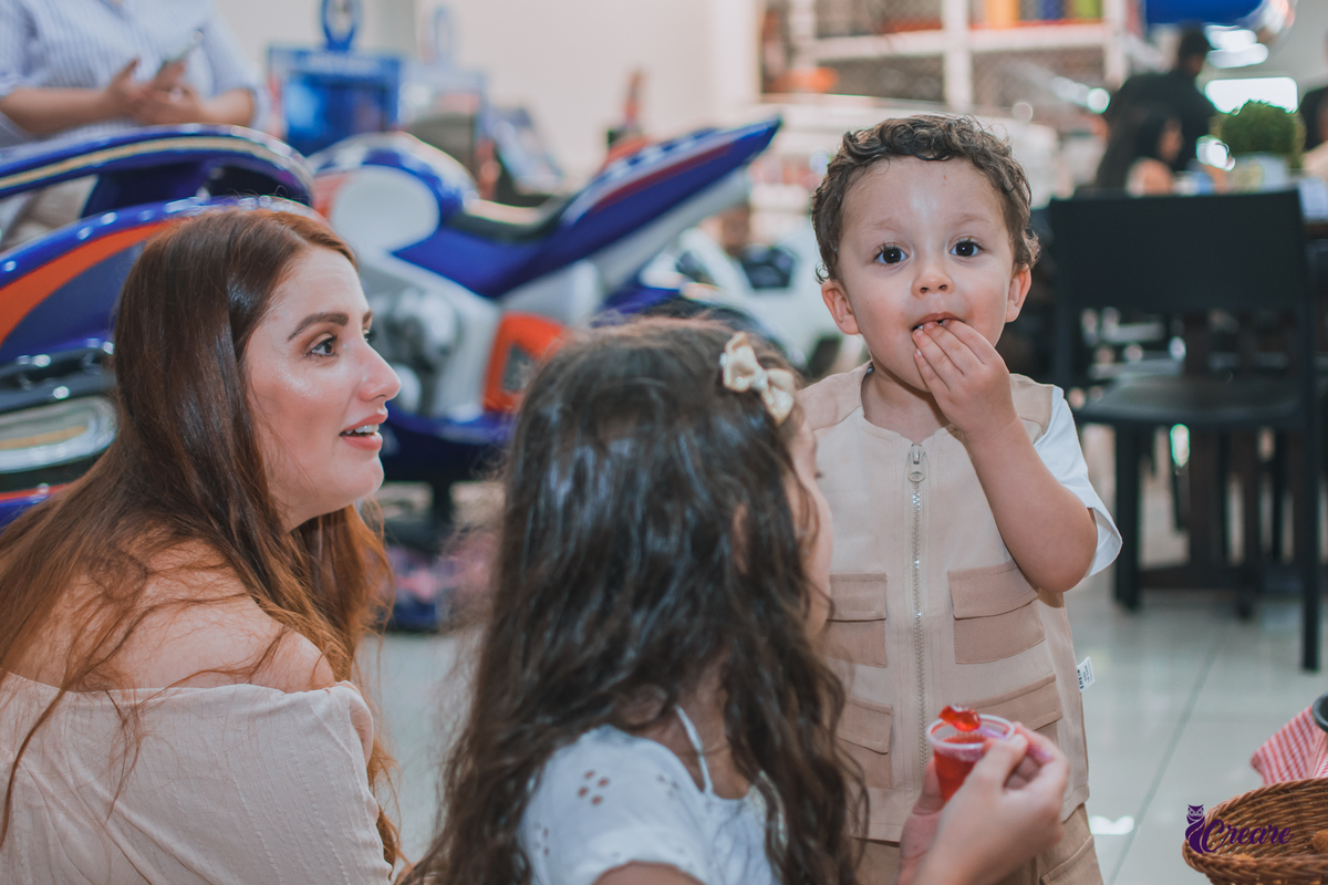 fotografia de aniversário infantil, festa de 2 anos de menino, decoração safari. Buffet Pula Pula, fotógrafo em Mauá.