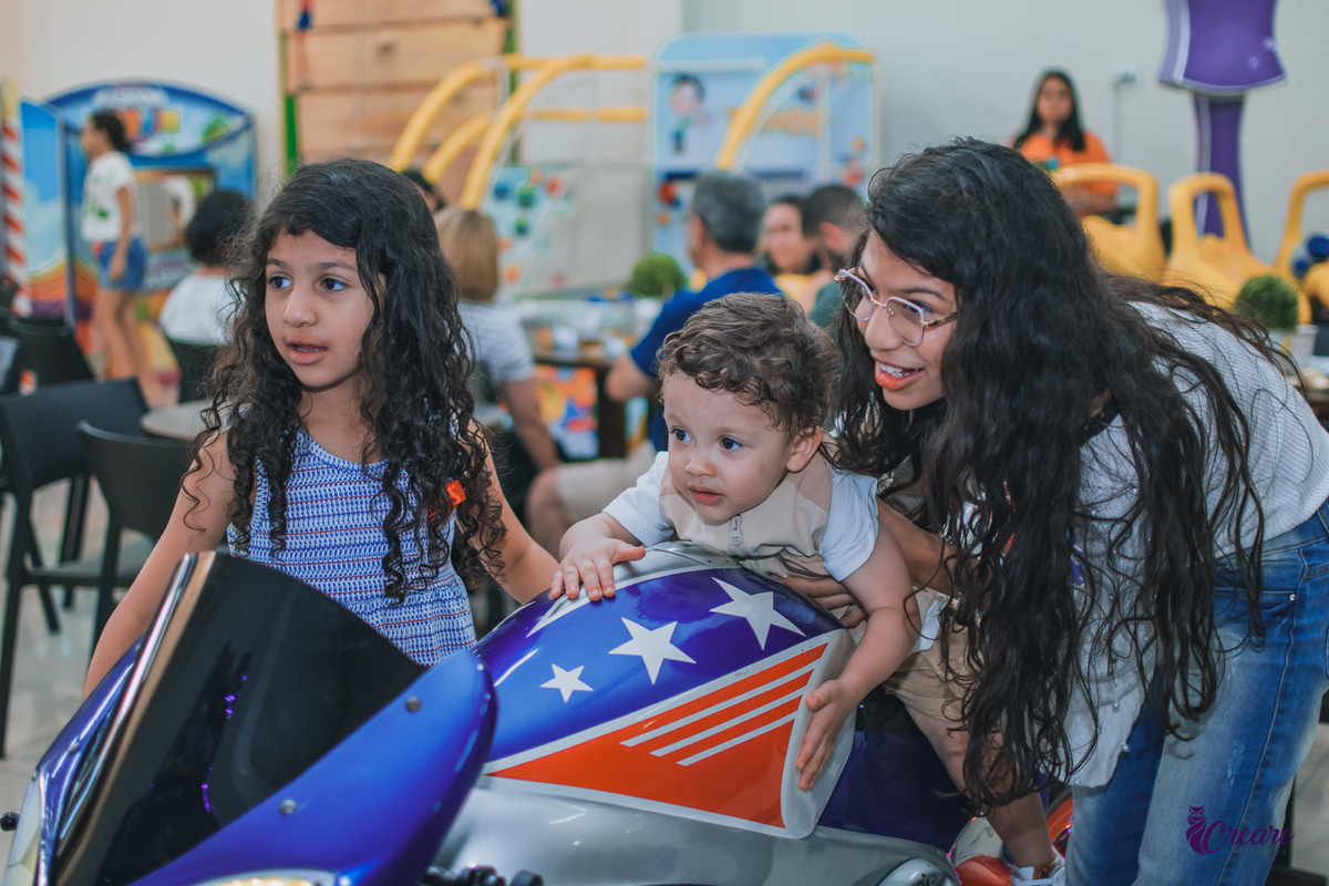 fotografia de aniversário infantil, festa de 2 anos de menino, decoração safari. Buffet Pula Pula, fotógrafo em Mauá.