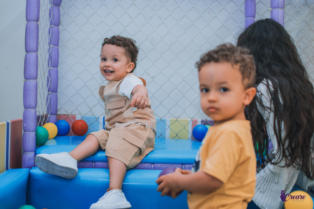 fotografia de aniversário infantil, festa de 2 anos de menino, decoração safari. Buffet Pula Pula, fotógrafo em Mauá.