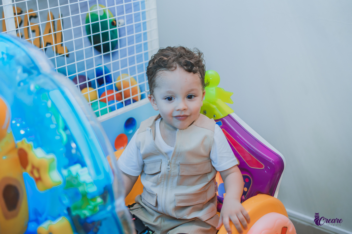 fotografia de aniversário infantil, festa de 2 anos de menino, decoração safari. Buffet Pula Pula, fotógrafo em Mauá.