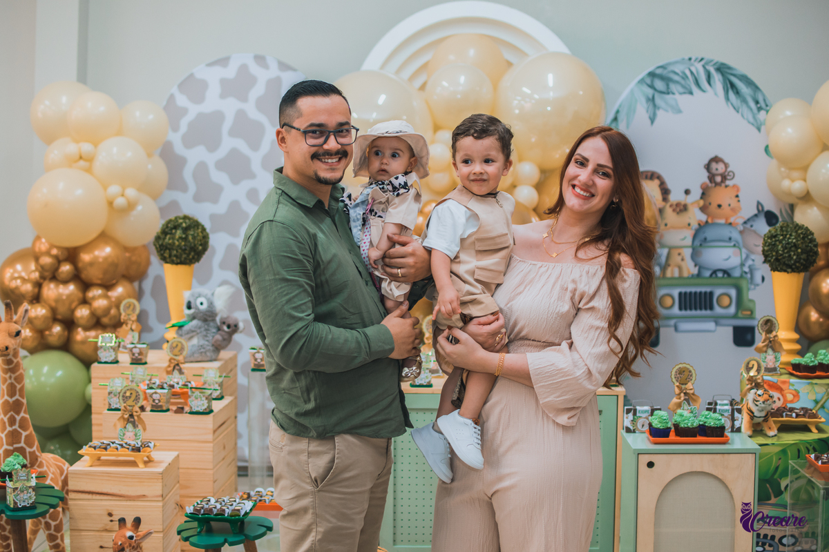 fotografia de aniversário infantil, festa de 2 anos de menino, decoração safari. Buffet Pula Pula, fotógrafo em Mauá.