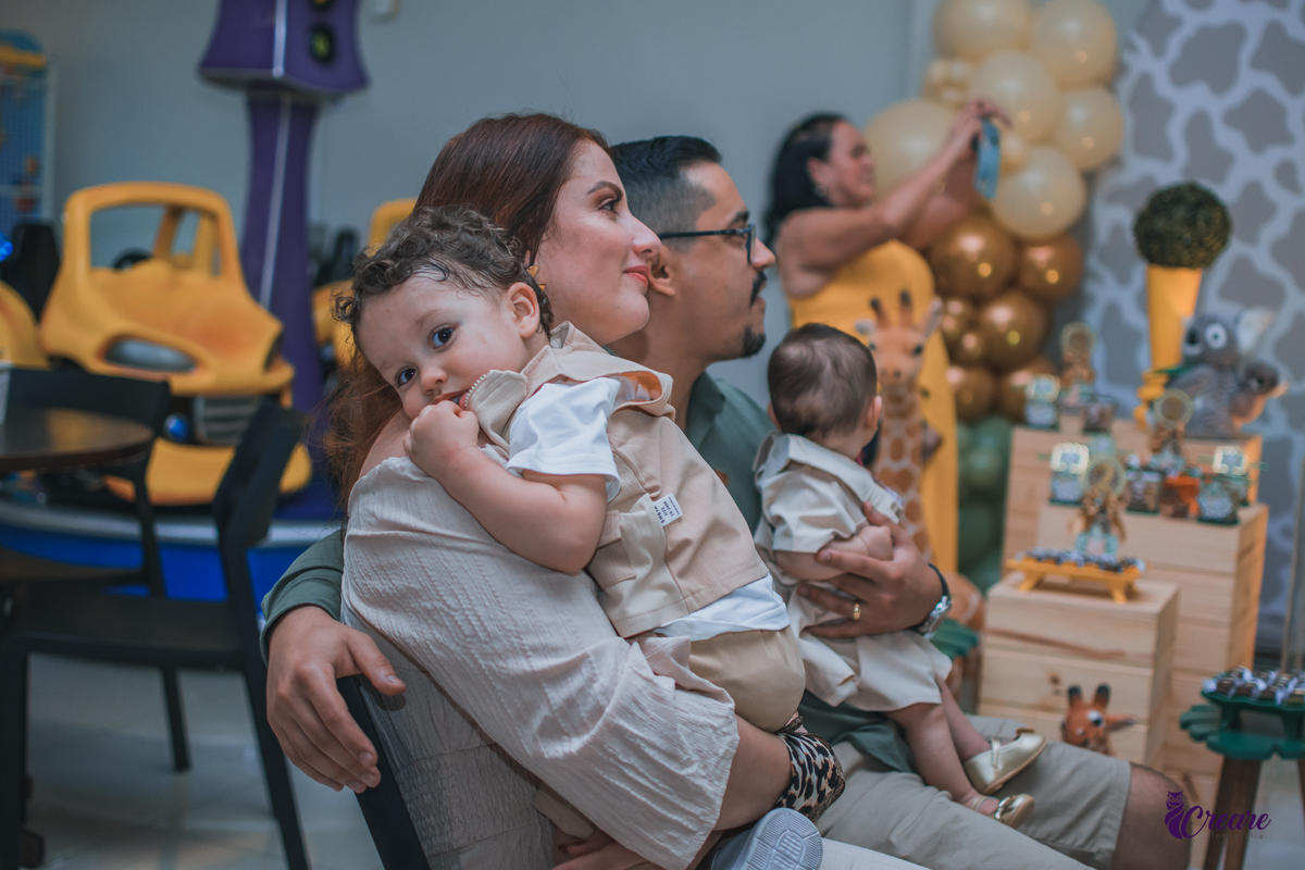 fotografia de aniversário infantil, festa de 2 anos de menino, decoração safari. Buffet Pula Pula, fotógrafo em Mauá.