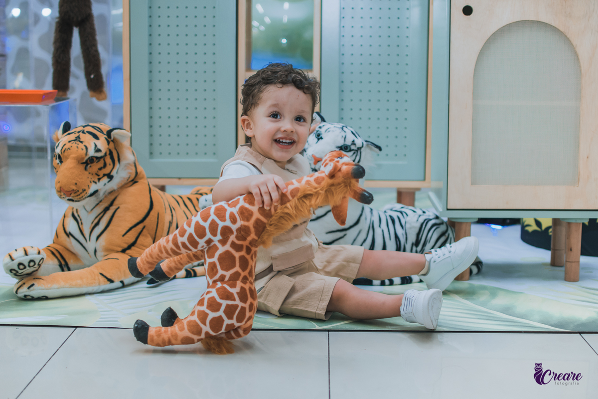 fotografia de aniversário infantil, festa de 2 anos de menino, decoração safari. Buffet Pula Pula, fotógrafo em Mauá.