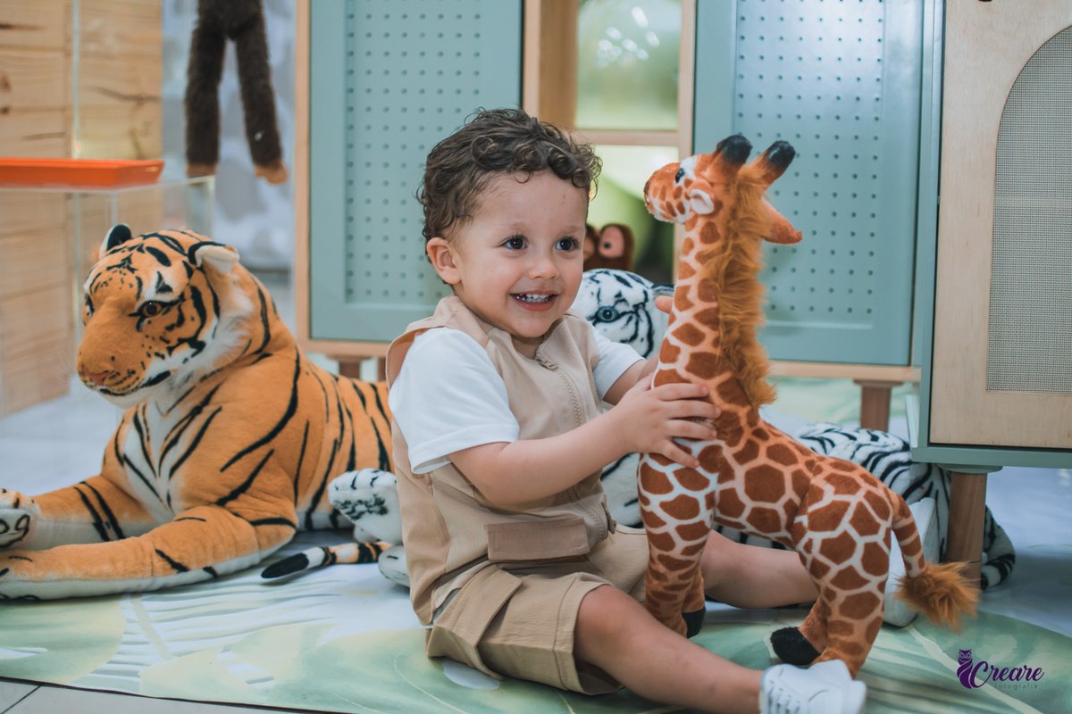 fotografia de aniversário infantil, festa de 2 anos de menino, decoração safari. Buffet Pula Pula, fotógrafo em Mauá.