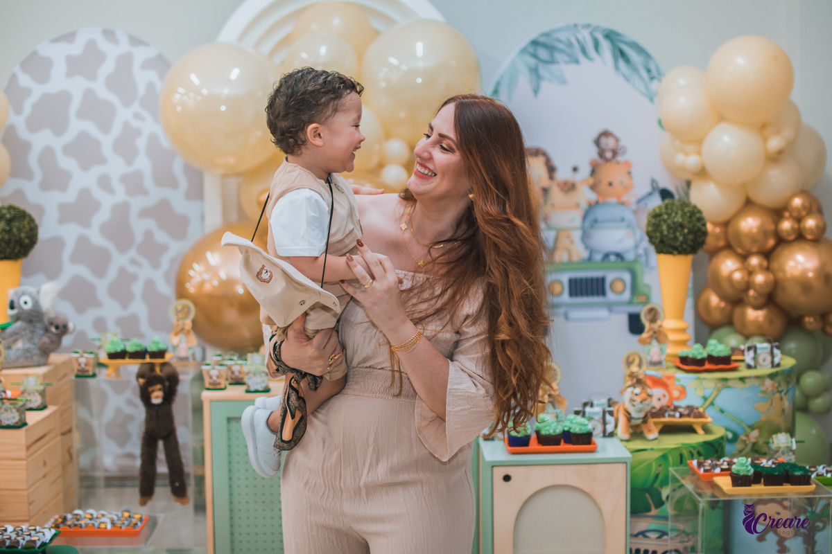 fotografia de aniversário infantil, festa de 2 anos de menino, decoração safari. Buffet Pula Pula, fotógrafo em Mauá.