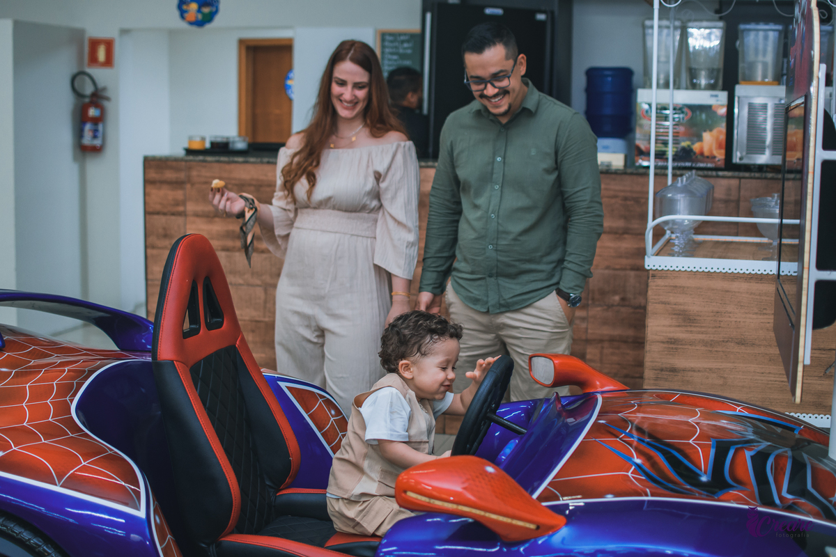 fotografia de aniversário infantil, festa de 2 anos de menino, decoração safari. Buffet Pula Pula, fotógrafo em Mauá.