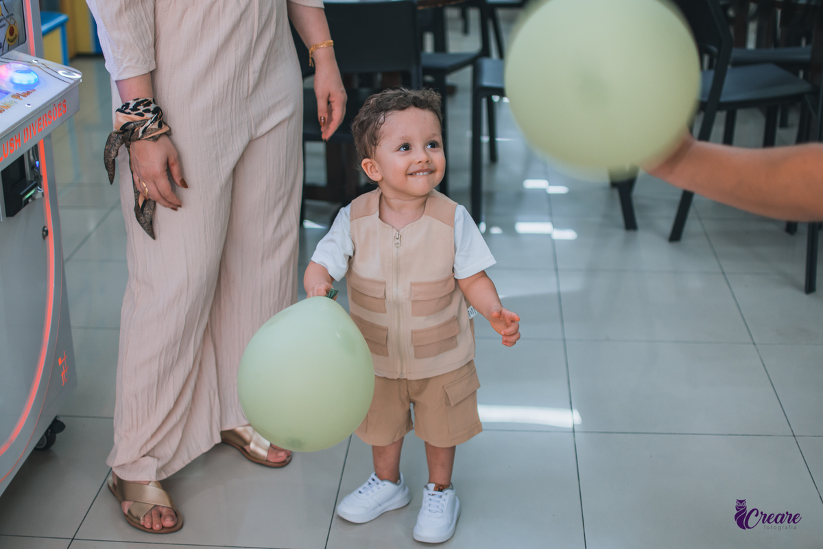 fotografia de aniversário infantil, festa de 2 anos de menino, decoração safari. Buffet Pula Pula, fotógrafo em Mauá.