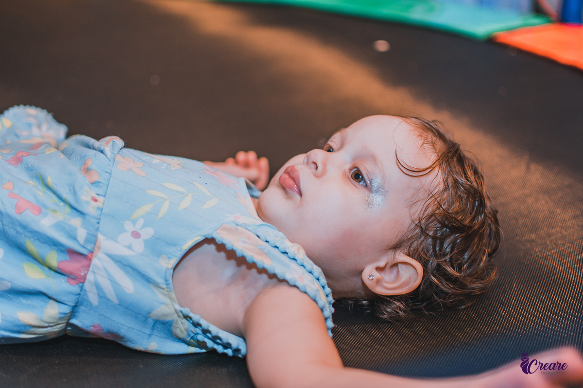 fotografia de aniversário infantil de menina de 3 anos, festa com tema Frozen. Festa em casa, fotógrafo em São Bernardo do Campo.