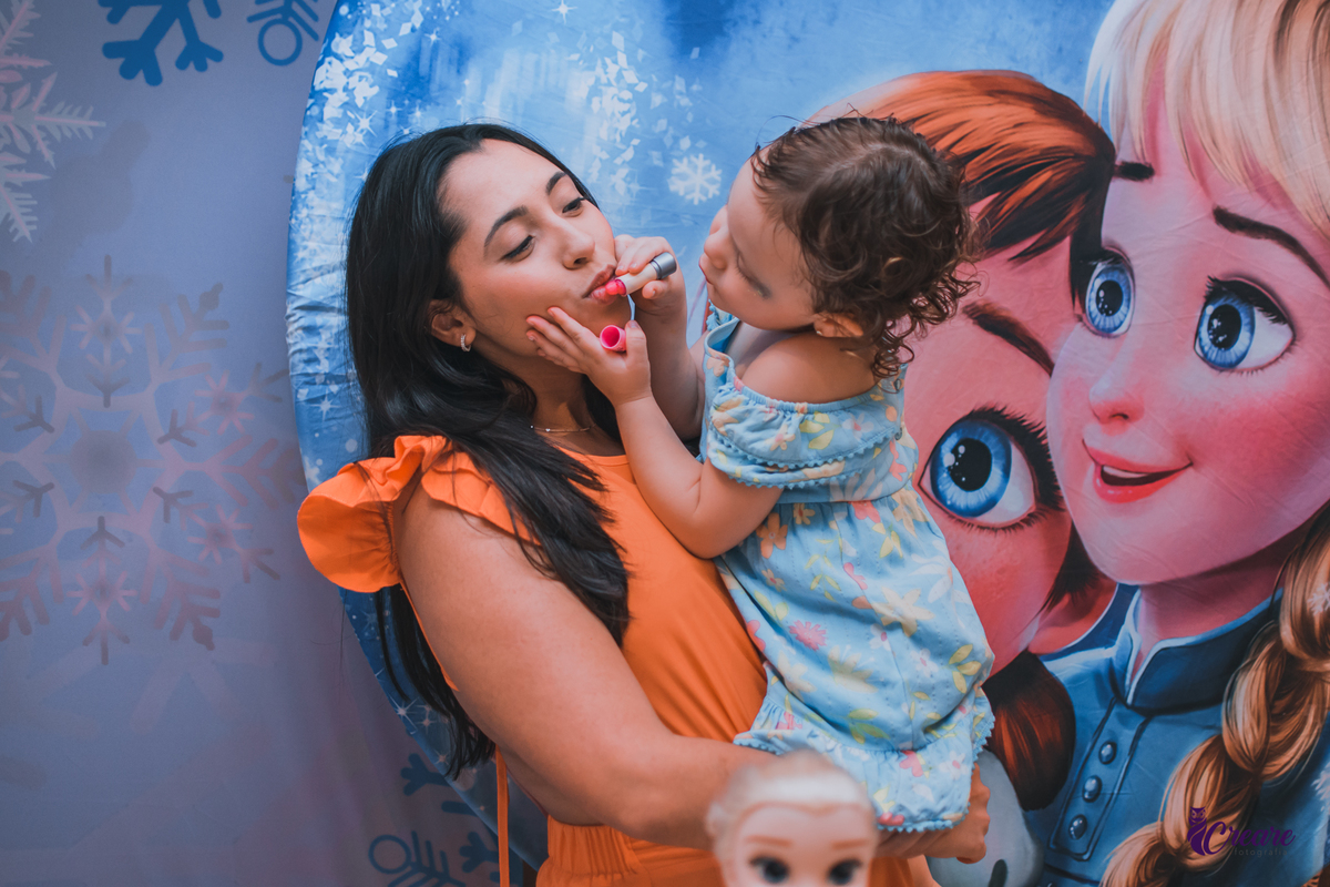 fotografia de aniversário infantil de menina de 3 anos, festa com tema Frozen. Festa em casa, fotógrafo em São Bernardo do Campo.