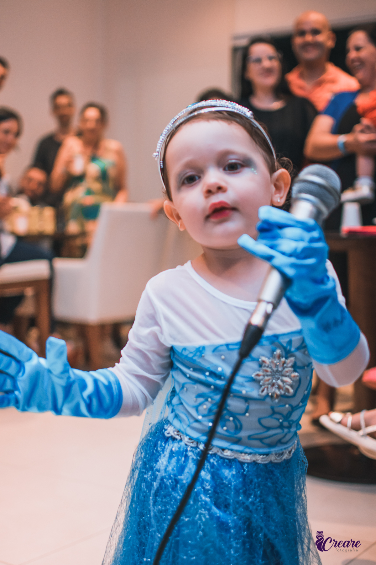 fotografia de aniversário infantil de menina de 3 anos, festa com tema Frozen. Festa em casa, fotógrafo em São Bernardo do Campo.