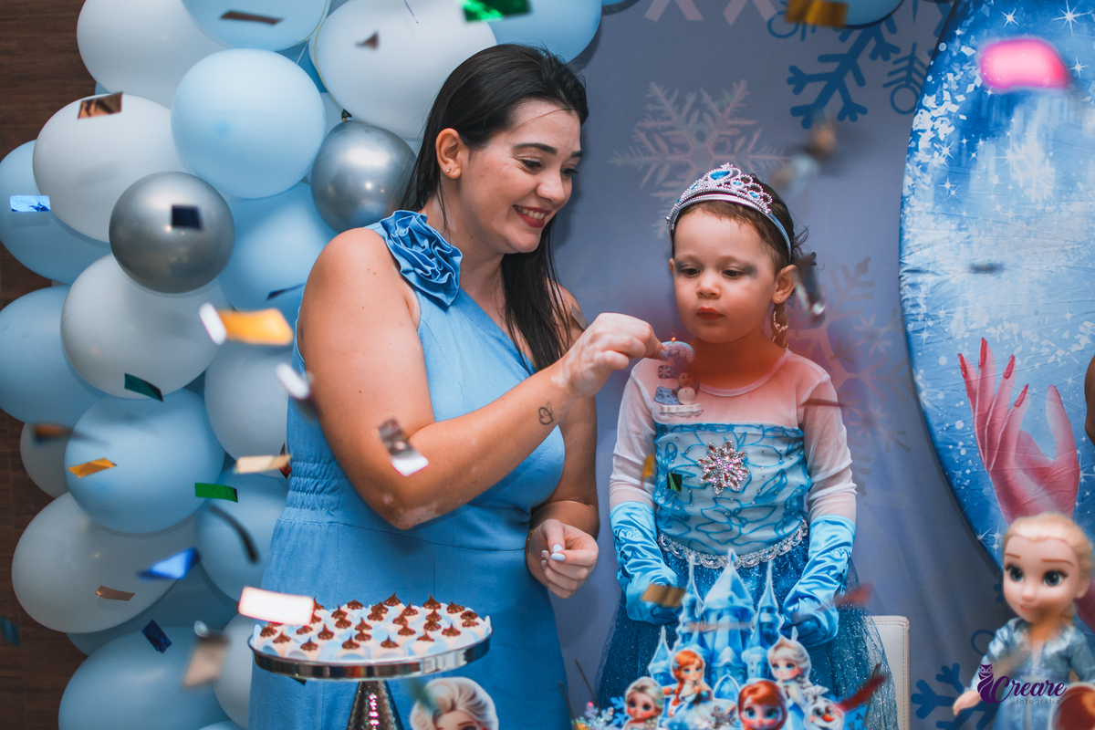 fotografia de aniversário infantil de menina de 3 anos, festa com tema Frozen. Festa em casa, fotógrafo em São Bernardo do Campo.