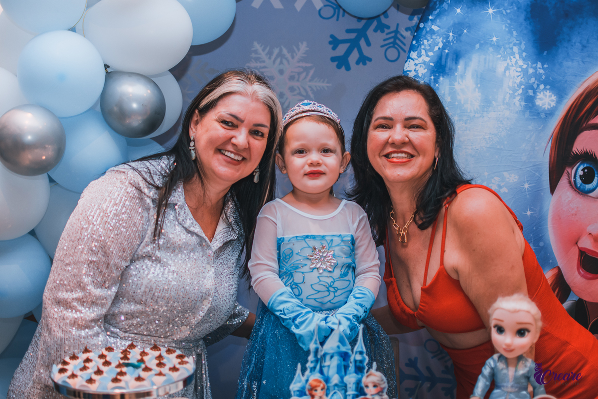 fotografia de aniversário infantil de menina de 3 anos, festa com tema Frozen. Festa em casa, fotógrafo em São Bernardo do Campo.