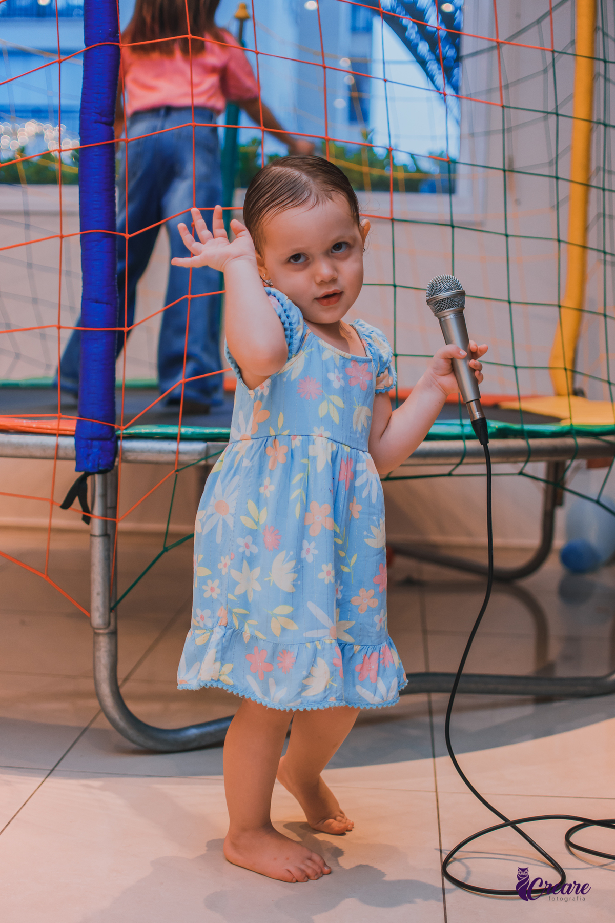 fotografia de aniversário infantil de menina de 3 anos, festa com tema Frozen. Festa em casa, fotógrafo em São Bernardo do Campo.