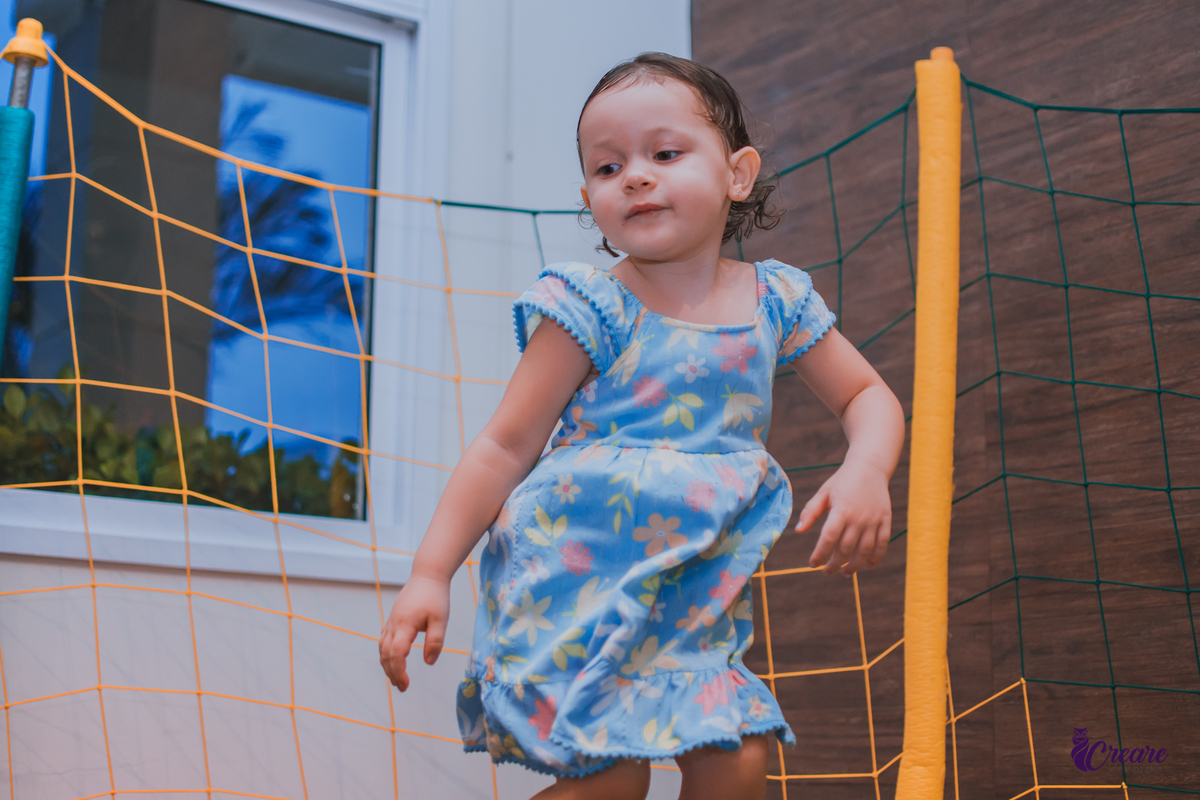 fotografia de aniversário infantil de menina de 3 anos, festa com tema Frozen. Festa em casa, fotógrafo em São Bernardo do Campo.