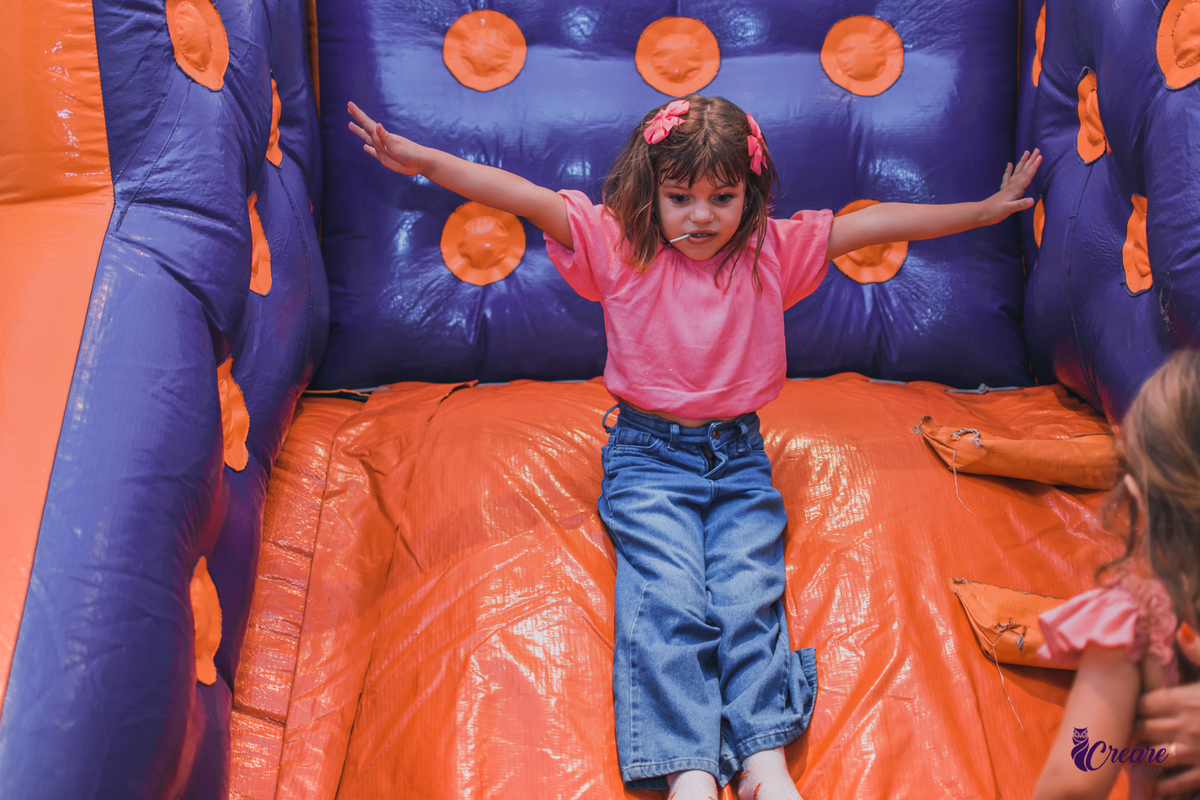 fotografia de aniversário infantil de menina de 3 anos, festa com tema Frozen. Festa em casa, fotógrafo em São Bernardo do Campo.