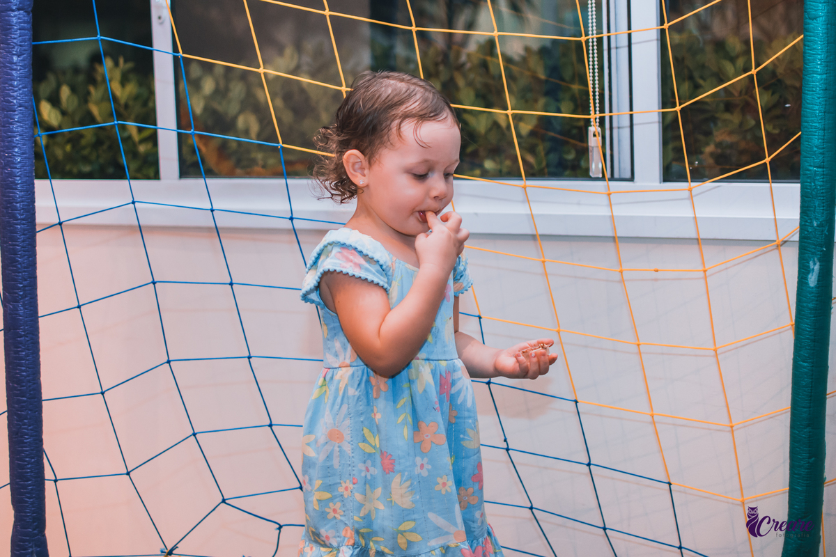 fotografia de aniversário infantil de menina de 3 anos, festa com tema Frozen. Festa em casa, fotógrafo em São Bernardo do Campo.