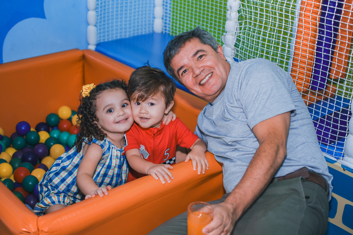 fotografia de aniversário infantil, festa de menino de 2 anos, decoração carros, festa em casa, festa de aniversário infantil, fotógrafo em Santo André.