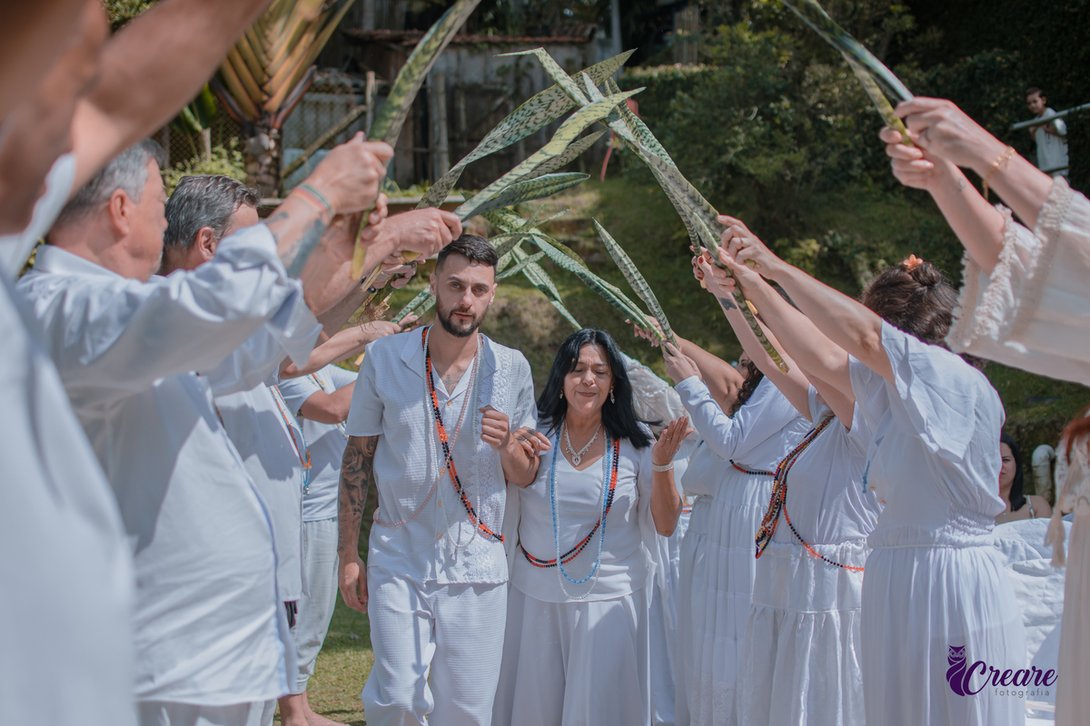 fotografia de renovação de votos de casamento na umbanda, fotógrafo Sâo Bernardo do Campo. Religião, natureza, casamento externo.