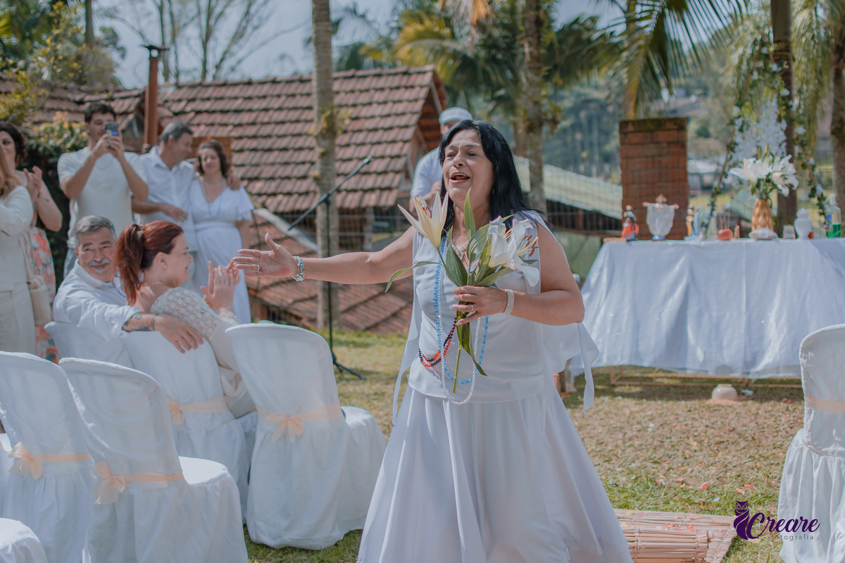 fotografia de renovação de votos de casamento na umbanda, fotógrafo Sâo Bernardo do Campo. Religião, natureza, casamento externo.
