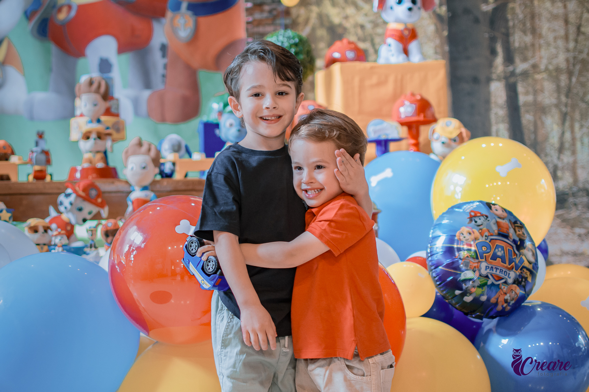 fotografia de aniversário de 3 anos de menino. Decoração tema Patrulha canina. Fotógrafo. Festa em casa.