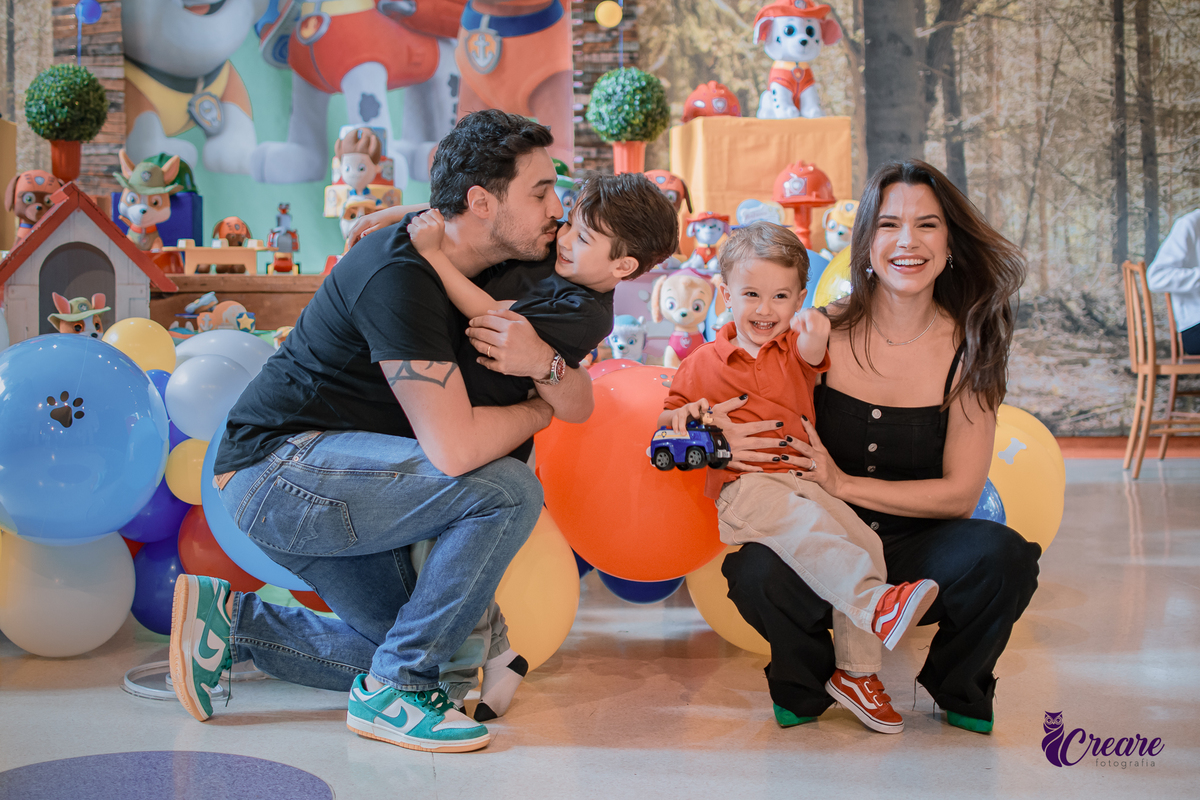 fotografia de aniversário de 3 anos de menino. Decoração tema Patrulha canina. Fotógrafo. Festa em casa.
