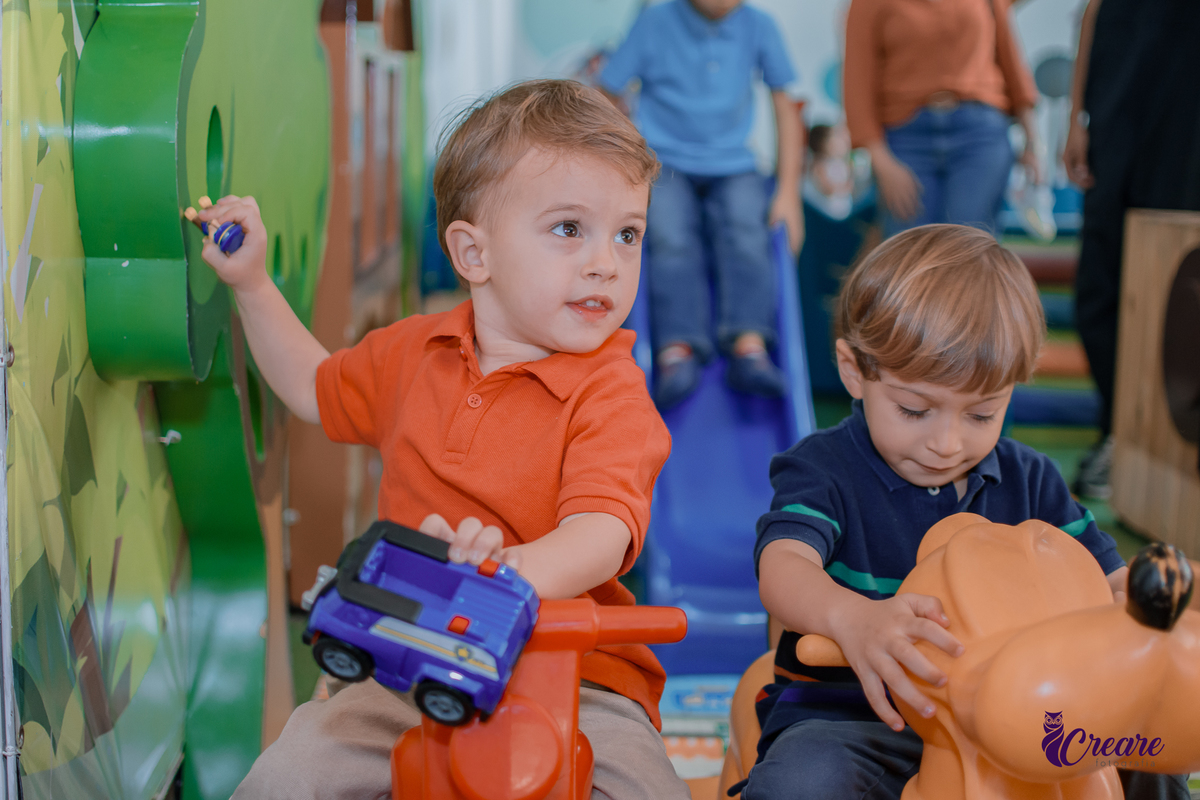 fotografia de aniversário de 3 anos de menino. Decoração tema Patrulha canina. Fotógrafo. Festa em casa.