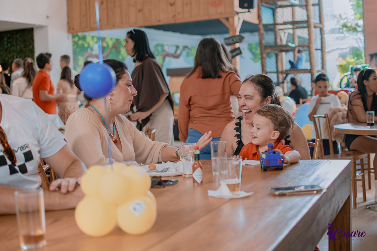 fotografia de aniversário de 3 anos de menino. Decoração tema Patrulha canina. Fotógrafo. Festa em casa.
