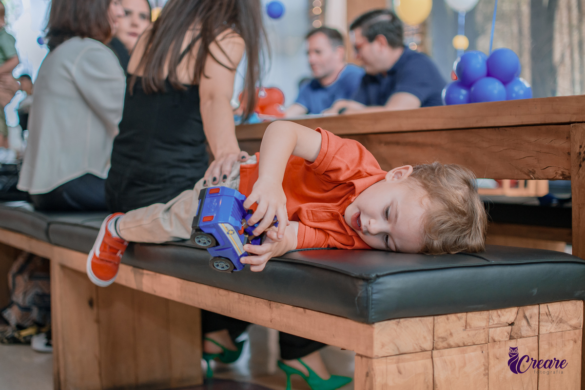 fotografia de aniversário de 3 anos de menino. Decoração tema Patrulha canina. Fotógrafo. Festa em casa.