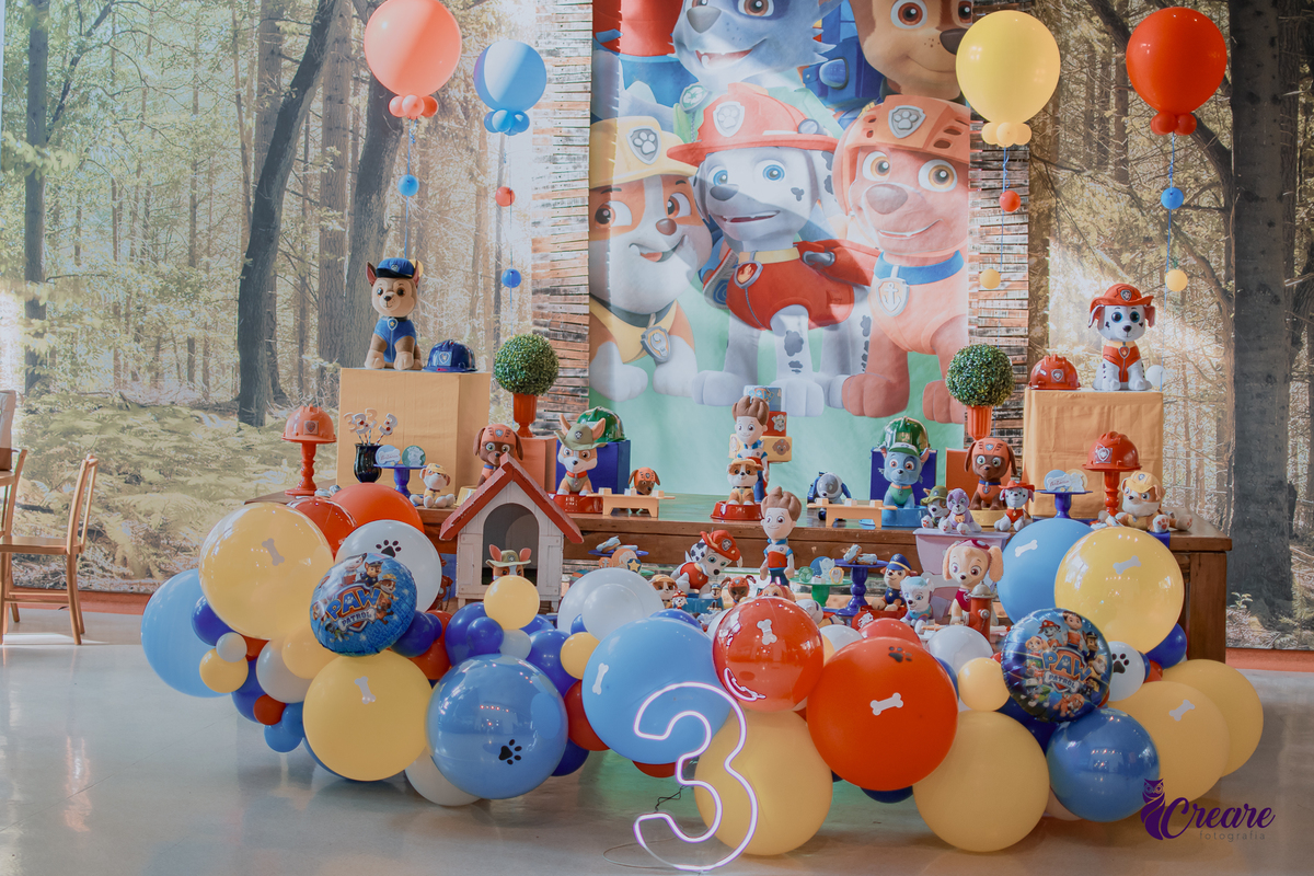 fotografia de aniversário de 3 anos de menino. Decoração tema Patrulha canina. Fotógrafo. Festa em casa.