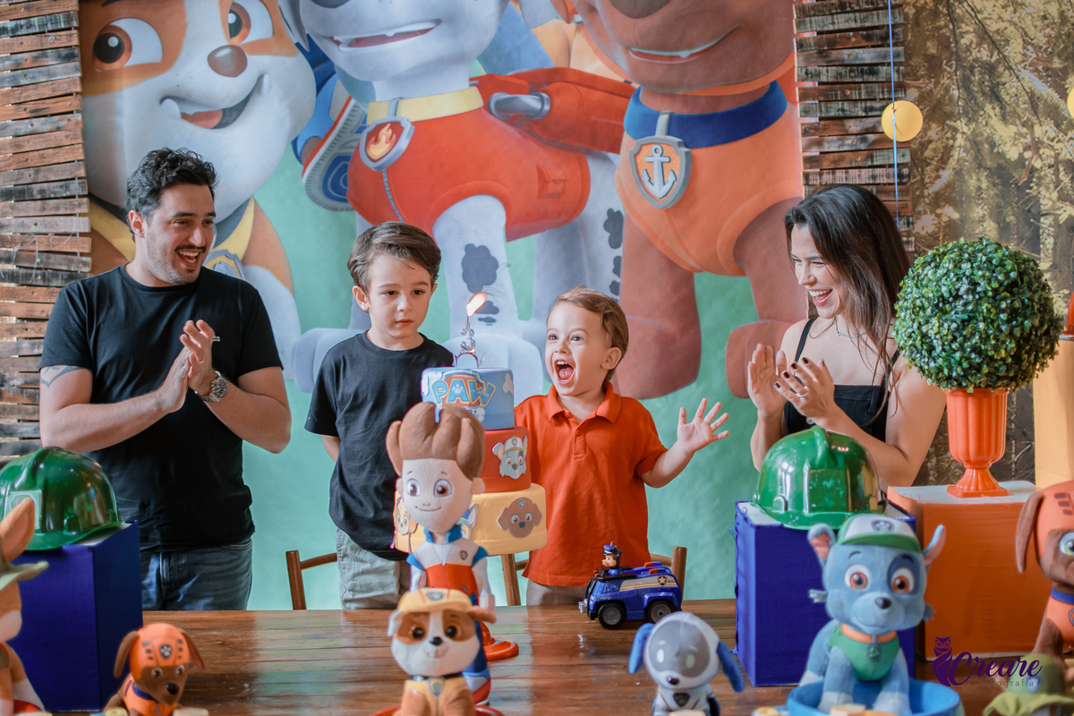 fotografia de aniversário de 3 anos de menino. Decoração tema Patrulha canina. Fotógrafo. Festa em casa.