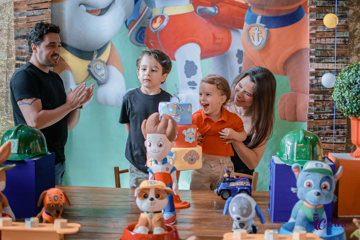 fotografia de aniversário de 3 anos de menino. Decoração tema Patrulha canina. Fotógrafo. Festa em casa.