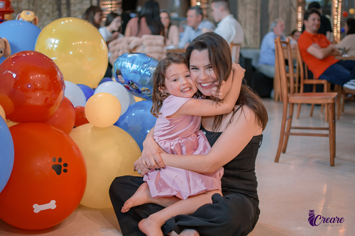 fotografia de aniversário de 3 anos de menino. Decoração tema Patrulha canina. Fotógrafo. Festa em casa.