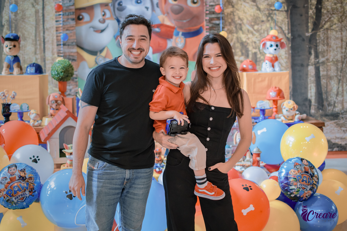 fotografia de aniversário de 3 anos de menino. Decoração tema Patrulha canina. Fotógrafo. Festa em casa.