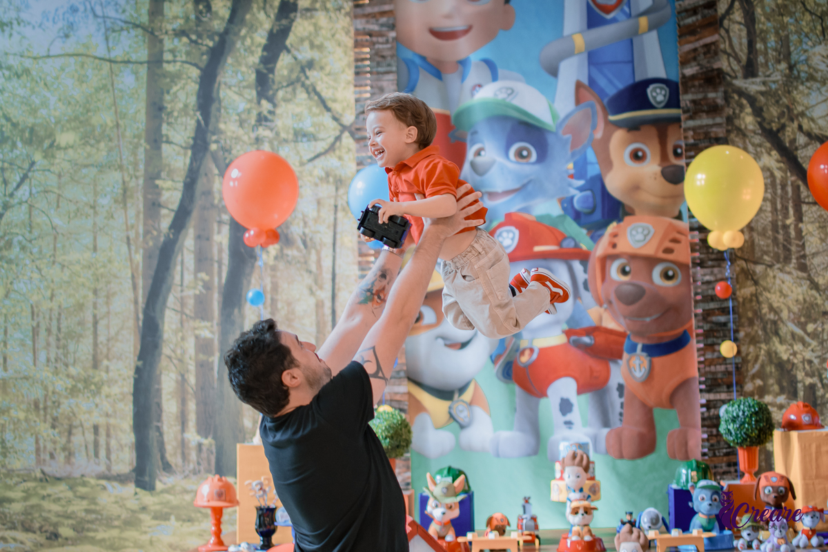 fotografia de aniversário de 3 anos de menino. Decoração tema Patrulha canina. Fotógrafo. Festa em casa.