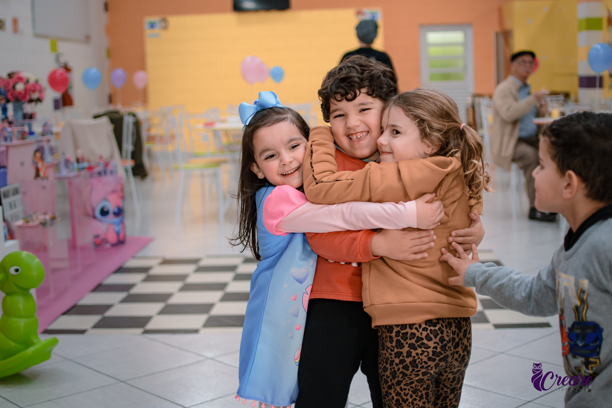 fotografia de aniversário infantil, festa de menina de 6 anos com tema lilo e Stitchi, fotógrafo em Ribeirão Pires, Buffet Dani e Bia festas kids.