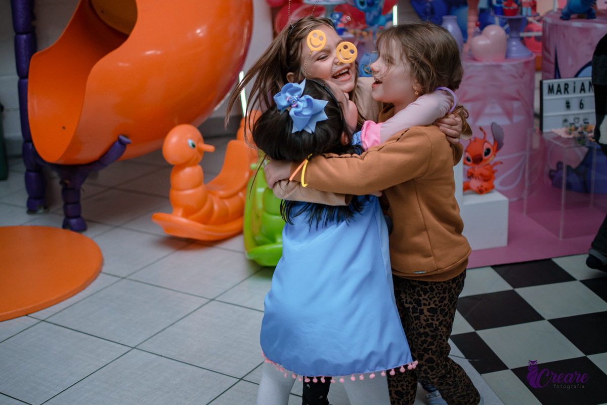 fotografia de aniversário infantil, festa de menina de 6 anos com tema lilo e Stitchi, fotógrafo em Ribeirão Pires, Buffet Dani e Bia festas kids.