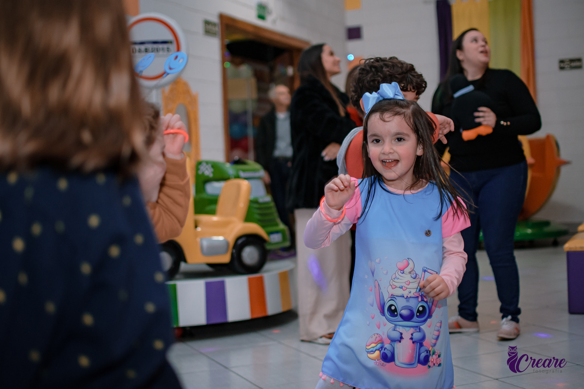 fotografia de aniversário infantil, festa de menina de 6 anos com tema lilo e Stitchi, fotógrafo em Ribeirão Pires, Buffet Dani e Bia festas kids.