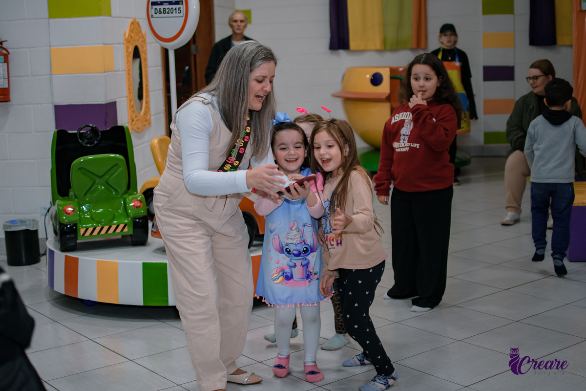 fotografia de aniversário infantil, festa de menina de 6 anos com tema lilo e Stitchi, fotógrafo em Ribeirão Pires, Buffet Dani e Bia festas kids.