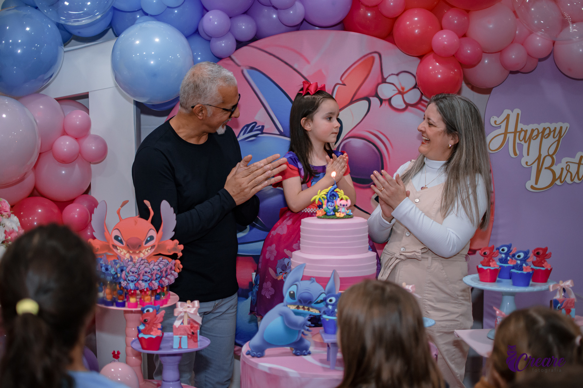 fotografia de aniversário infantil, festa de menina de 6 anos com tema lilo e Stitchi, fotógrafo em Ribeirão Pires, Buffet Dani e Bia festas kids.