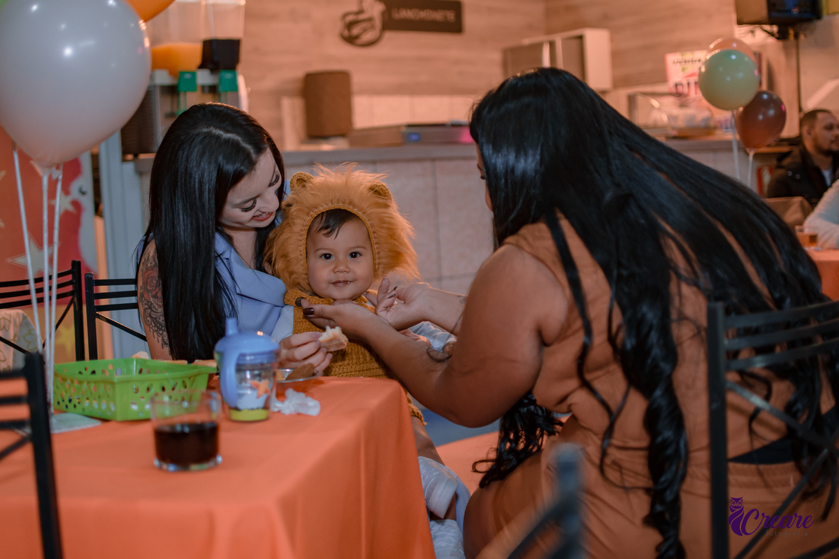 fotografia de aniversário infantil, festa de um ano com tema Rei Leão, fotógrafo em Mauá, bufeet Requinte festas kids, fotográfo de aniversário de 1 ano, festa de 1 ano, um ano, um aninho, 1 aninho, fotografia de aniversário de 1 ano.
