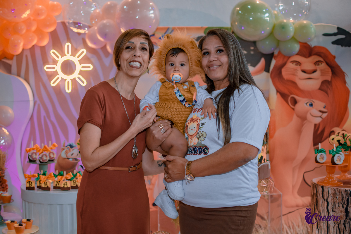 fotografia de aniversário infantil, festa de um ano com tema Rei Leão, fotógrafo em Mauá, bufeet Requinte festas kids, fotográfo de aniversário de 1 ano, festa de 1 ano, um ano, um aninho, 1 aninho, fotografia de aniversário de 1 ano.