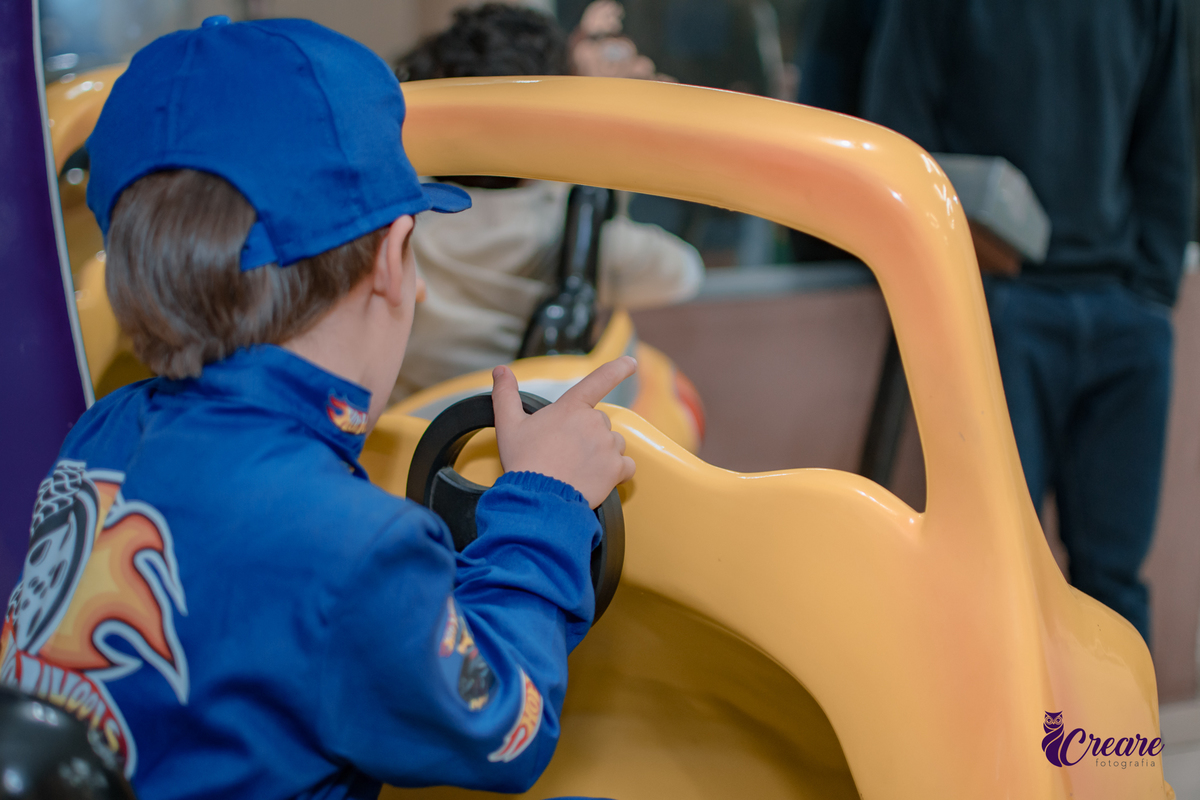 fotografia de aniversário infantil, festa de menino com tema hot wheels, fotógrafo em São Bernardo do Campo.