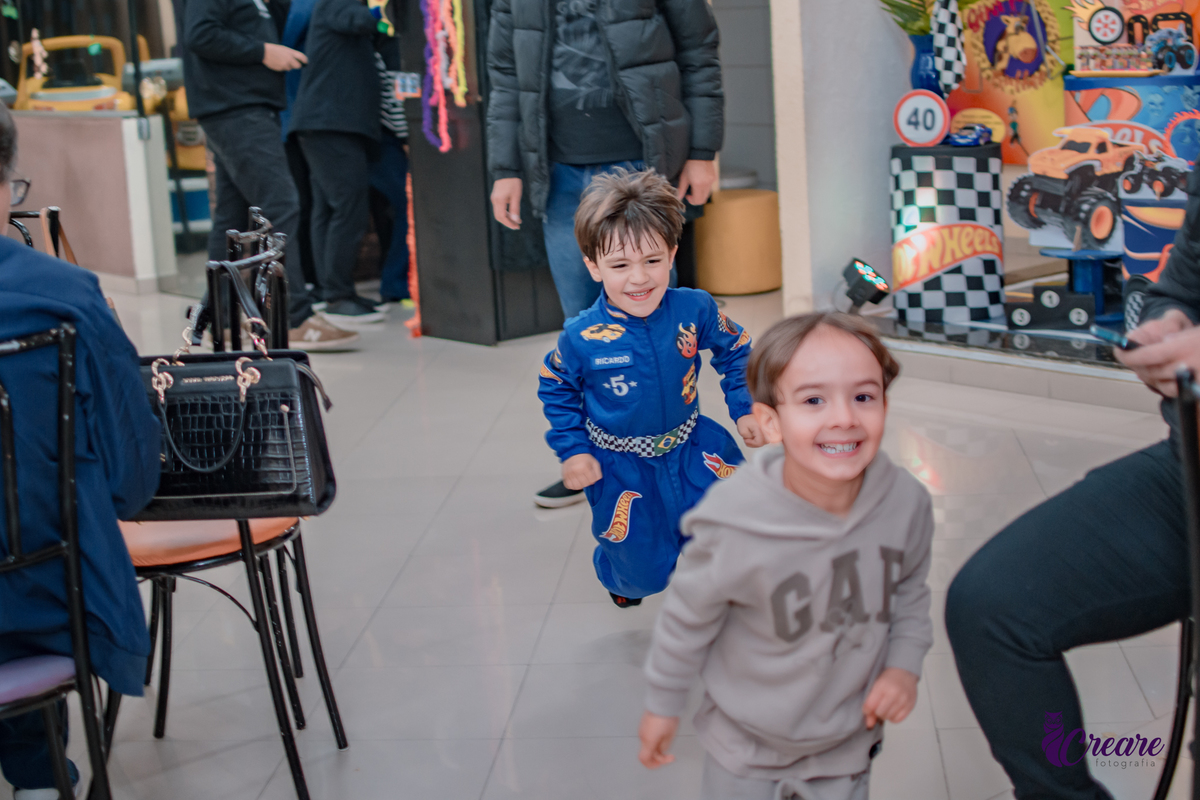 fotografia de aniversário infantil, festa de menino com tema hot wheels, fotógrafo em São Bernardo do Campo.