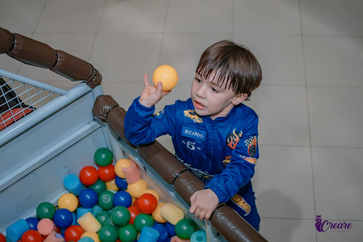 fotografia de aniversário infantil, festa de menino com tema hot wheels, fotógrafo em São Bernardo do Campo.